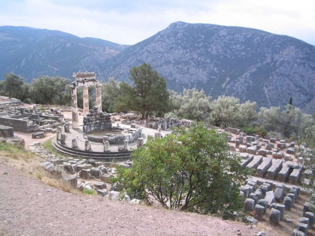 Delphi_tholos