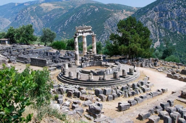 The_tholos_of_Athena_Pronaia