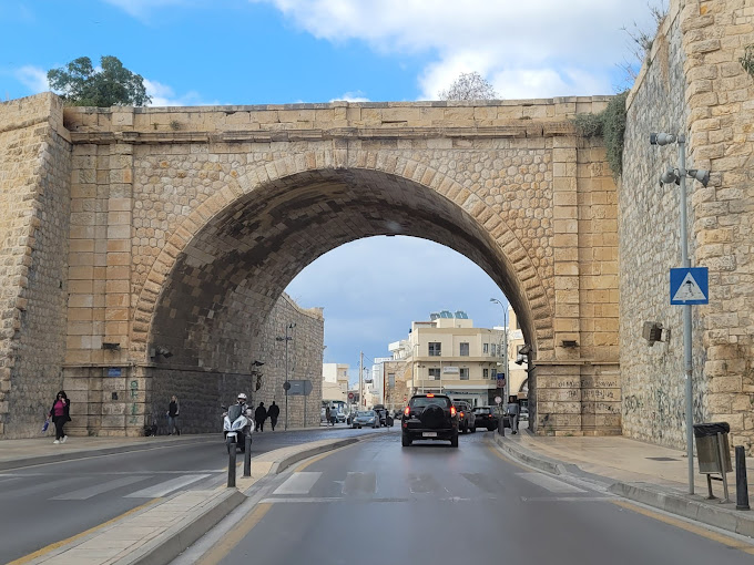 Heraklion: Venetian Siege History and Cretan Cuisine Tour